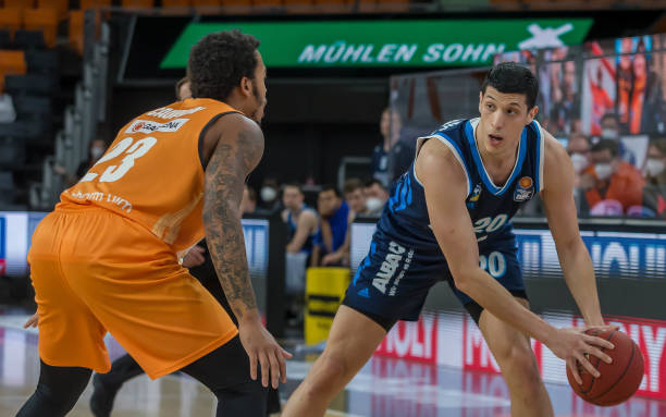 约基奇复出！掘金雄鹿核心缺席下的别样对决