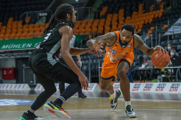 保级生死战戴帽，内马尔时隔1334天再度上演帽子戏法